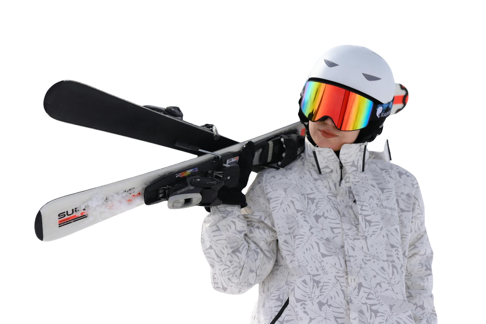 Skieuse portant ses skis sur l'épaule